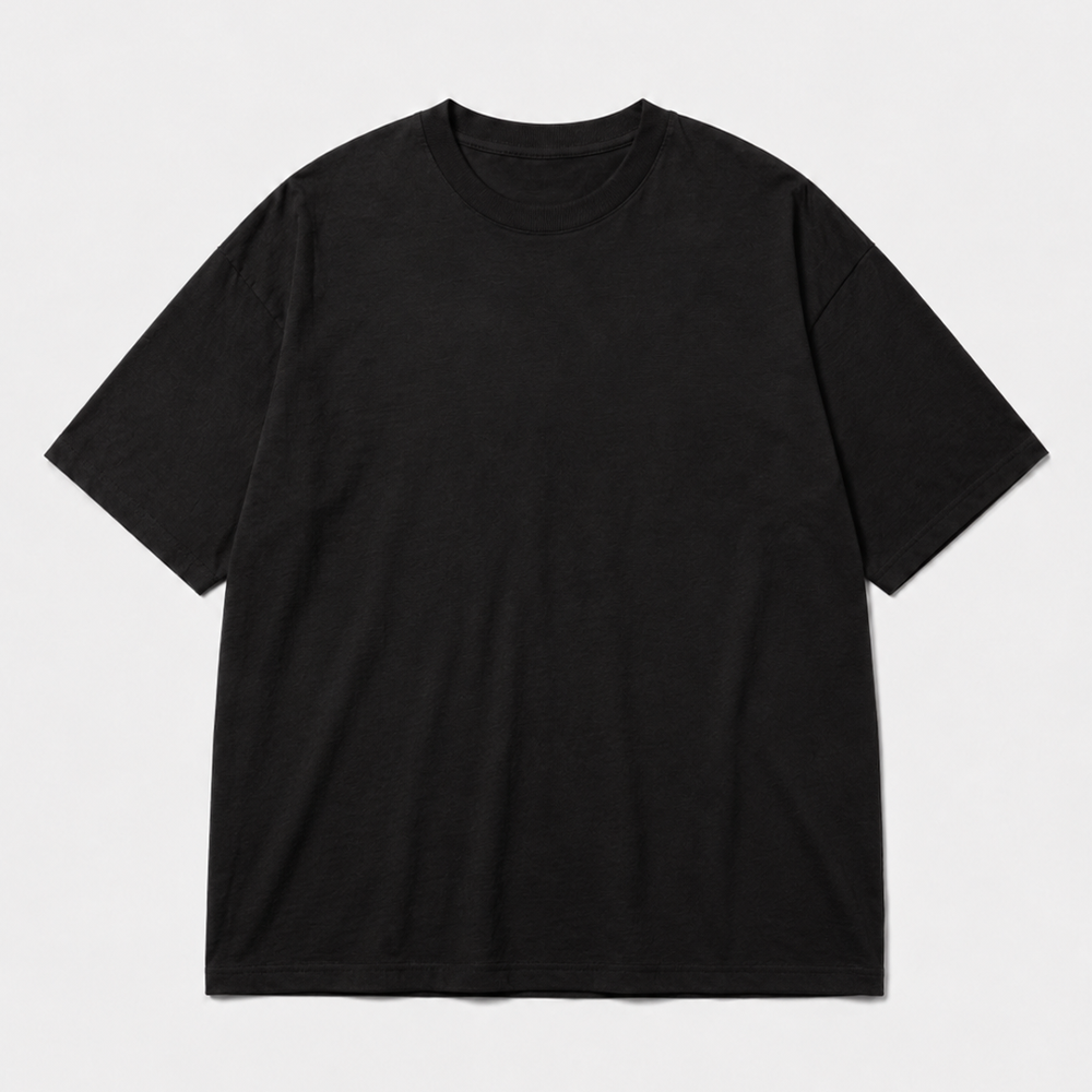 Cliente vestindo camiseta Paws Gallery — Oversized preta · Bidu